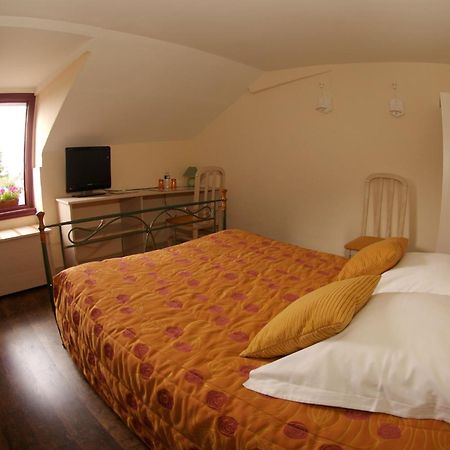 L'Amphitryon Hotell Coudray  Exteriör bild