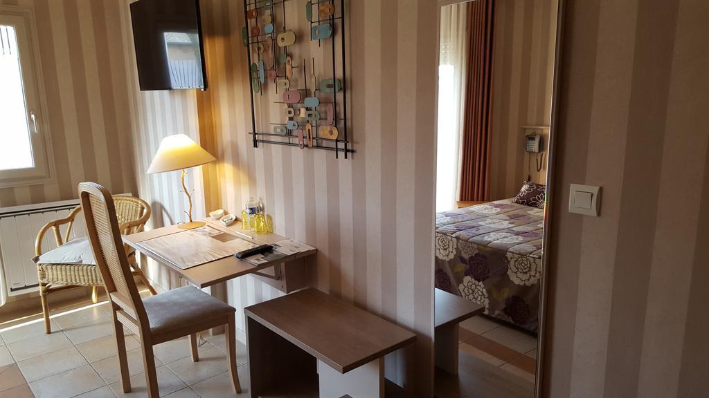 L'Amphitryon Hotell Coudray  Exteriör bild